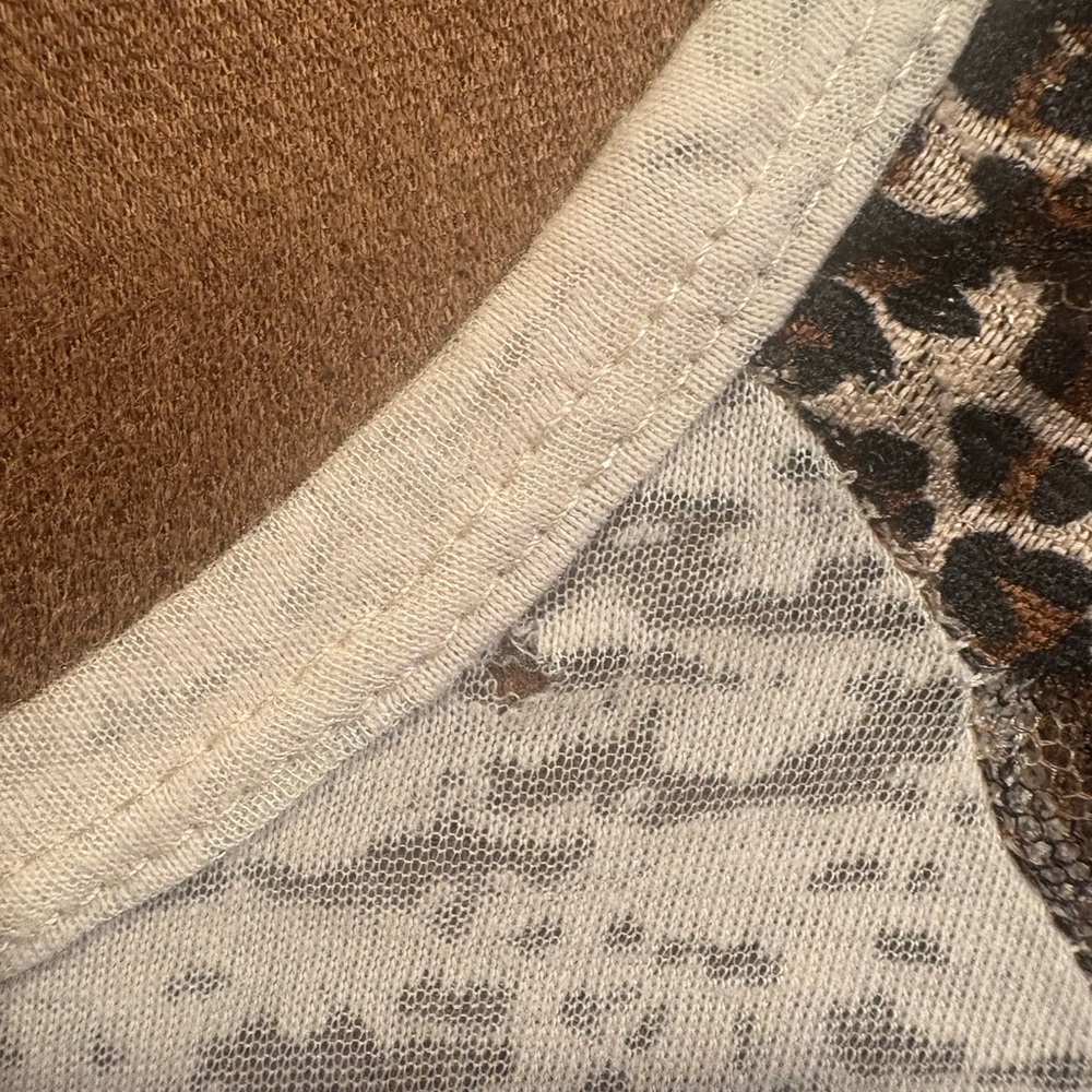 Leopard Print Raglan Sleeve Top - Picture 5 of 6